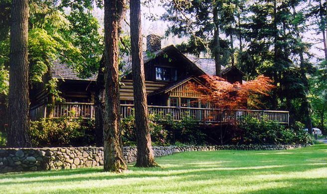 Weasku Inn Exterior