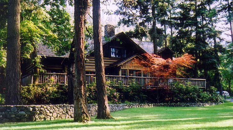 Weasku Inn Exterior