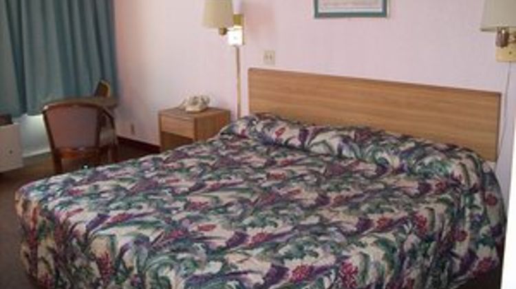 Red Carpet Inn & Suites Room