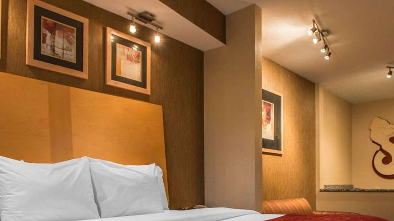 <b>Comfort Suites Suite</b>. Images powered by <a href="https://iceportal.shijigroup.com/" title="IcePortal" target="_blank">IcePortal</a>.