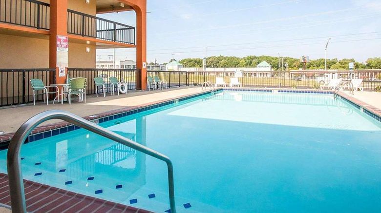 <b>Econo Lodge Inn & Suites Pool</b>. Images powered by <a href="https://iceportal.shijigroup.com/" title="IcePortal" target="_blank">IcePortal</a>.