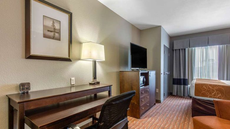 <b>Comfort Suites Suite</b>. Images powered by <a href="https://iceportal.shijigroup.com/" title="IcePortal" target="_blank">IcePortal</a>.