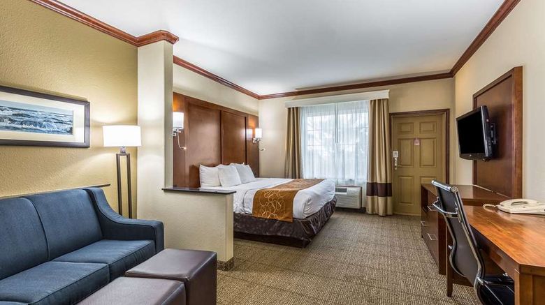 <b>Comfort Suites Suite</b>. Images powered by <a href="https://iceportal.shijigroup.com/" title="IcePortal" target="_blank">IcePortal</a>.