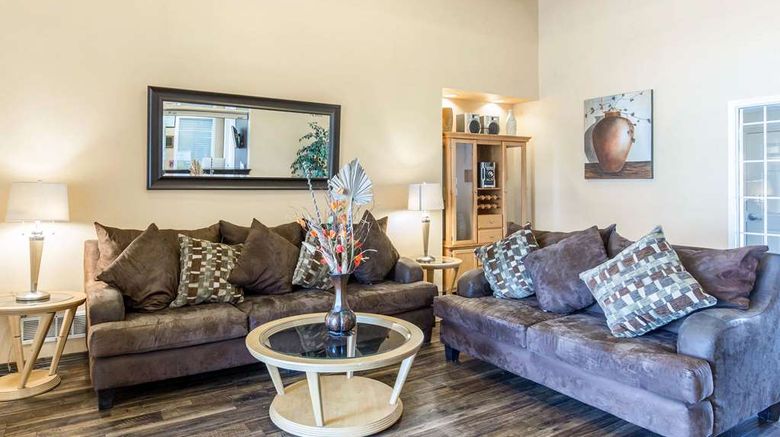 <b>Suburban Studios Lewisville Lobby</b>. Images powered by <a href="https://iceportal.shijigroup.com/" title="IcePortal" target="_blank">IcePortal</a>.