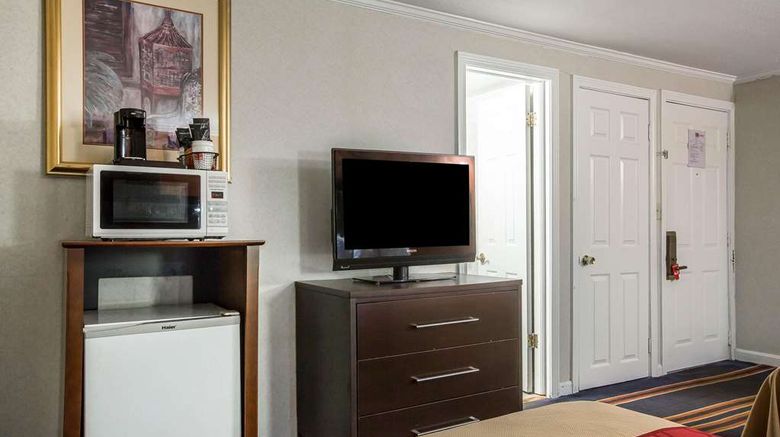 <b>Econo Lodge Room</b>. Images powered by <a href="https://iceportal.shijigroup.com/" title="IcePortal" target="_blank">IcePortal</a>.