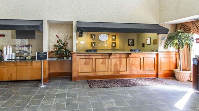 <b>Comfort Suites Airport Lobby</b>. Images powered by <a href="https://iceportal.shijigroup.com/" title="IcePortal" target="_blank">IcePortal</a>.