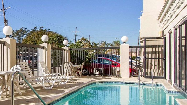 <b>Comfort Suites Airport Pool</b>. Images powered by <a href="https://iceportal.shijigroup.com/" title="IcePortal" target="_blank">IcePortal</a>.