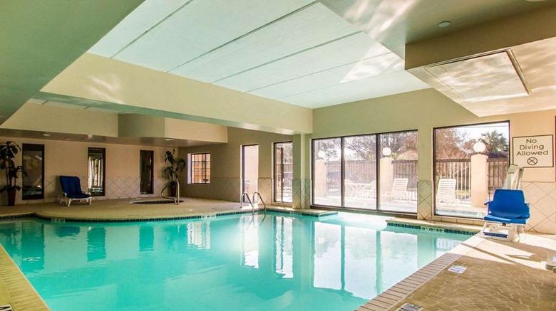<b>Comfort Suites Airport Pool</b>. Images powered by <a href="https://iceportal.shijigroup.com/" title="IcePortal" target="_blank">IcePortal</a>.