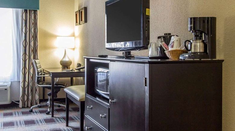 <b>Comfort Suites Airport Room</b>. Images powered by <a href="https://iceportal.shijigroup.com/" title="IcePortal" target="_blank">IcePortal</a>.