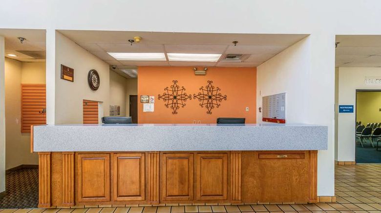 <b>Clarion Inn & Suites Lobby</b>. Images powered by <a href="https://iceportal.shijigroup.com/" title="IcePortal" target="_blank">IcePortal</a>.