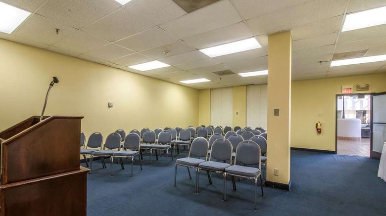 <b>Clarion Inn & Suites Meeting</b>. Images powered by <a href="https://iceportal.shijigroup.com/" title="IcePortal" target="_blank">IcePortal</a>.