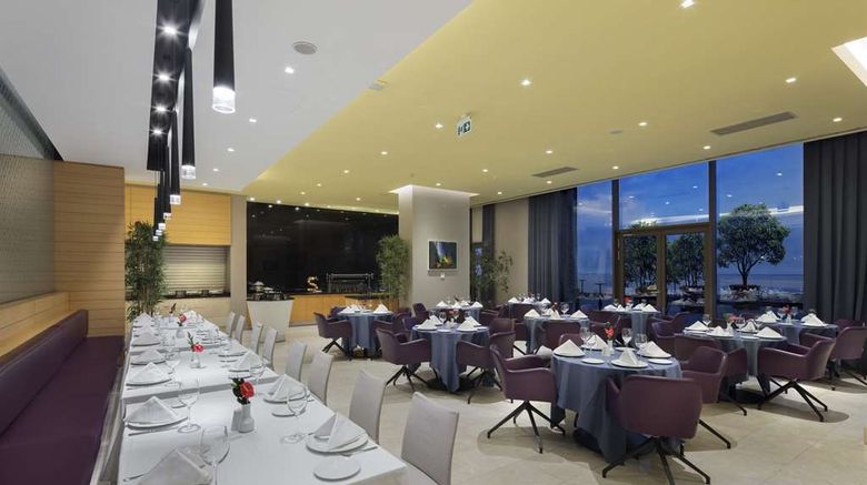 <b>DoubleTree by Hilton Hotel Trabzon Restaurant</b>. Images powered by <a href="https://iceportal.shijigroup.com/" title="IcePortal" target="_blank">IcePortal</a>.