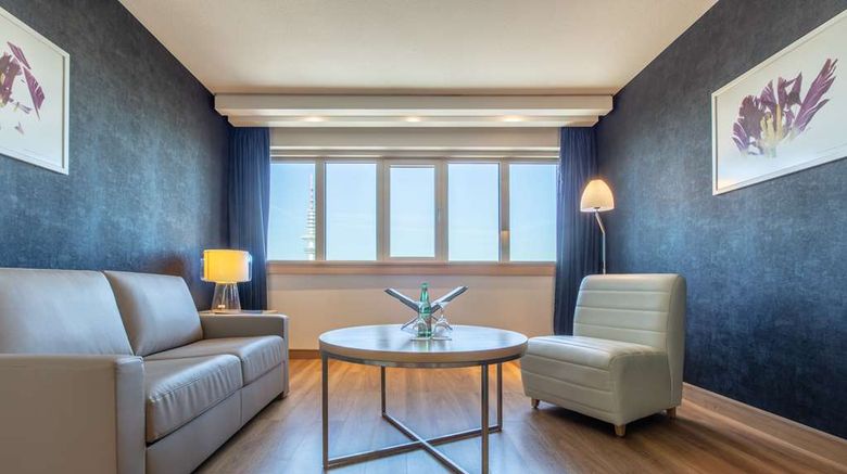 <b>Radisson Blu Hotel, Hamburg Suite</b>. Images powered by <a href="https://iceportal.shijigroup.com/" title="IcePortal" target="_blank">IcePortal</a>.