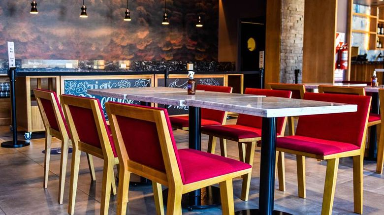 <b>Hampton By Hilton Bariloche Restaurant</b>. Images powered by <a href="https://iceportal.shijigroup.com/" title="IcePortal" target="_blank">IcePortal</a>.