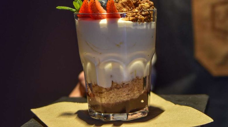 <b>Hampton By Hilton Bariloche Restaurant</b>. Images powered by <a href="https://iceportal.shijigroup.com/" title="IcePortal" target="_blank">IcePortal</a>.