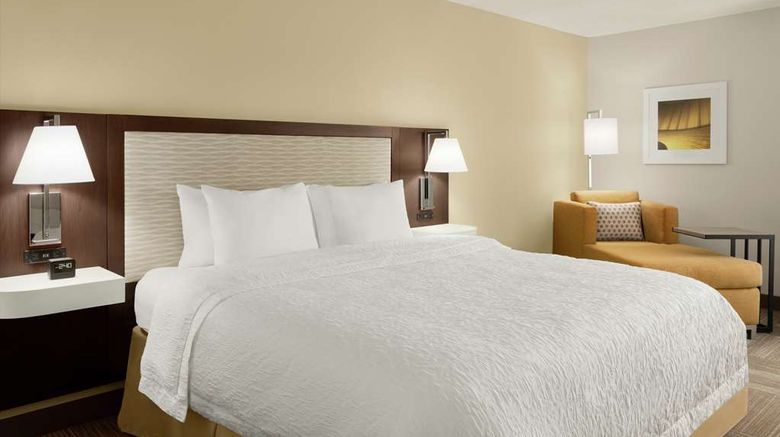 <b>Hampton Inn Houston-Hobby Airport Room</b>. Images powered by <a href="https://iceportal.shijigroup.com/" title="IcePortal" target="_blank">IcePortal</a>.