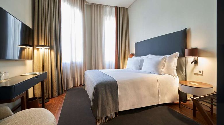 <b>Portobay Flores Room</b>. Images powered by <a href="https://iceportal.shijigroup.com/" title="IcePortal" target="_blank">IcePortal</a>.