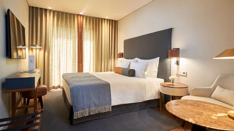<b>Portobay Flores Room</b>. Images powered by <a href="https://iceportal.shijigroup.com/" title="IcePortal" target="_blank">IcePortal</a>.