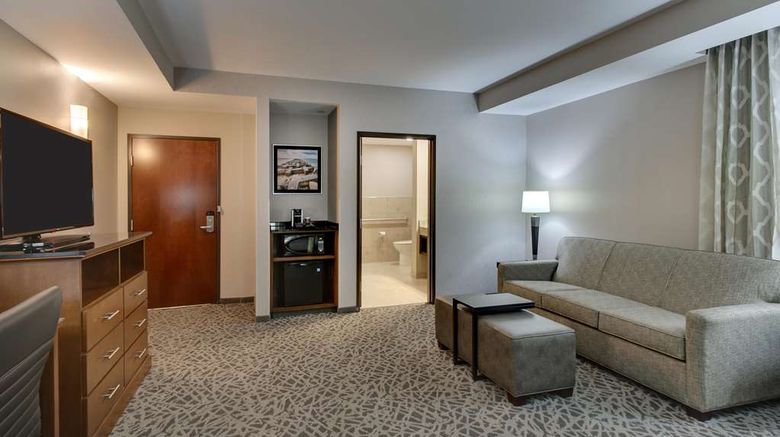 <b>Drury Plaza Hotel Milwaukee Suite</b>. Images powered by <a href="https://iceportal.shijigroup.com/" title="IcePortal" target="_blank">IcePortal</a>.