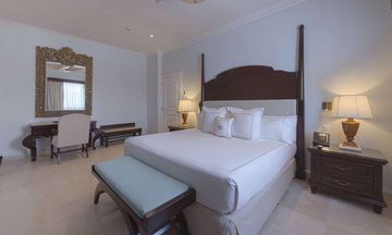 Royal Hideaway Playacar