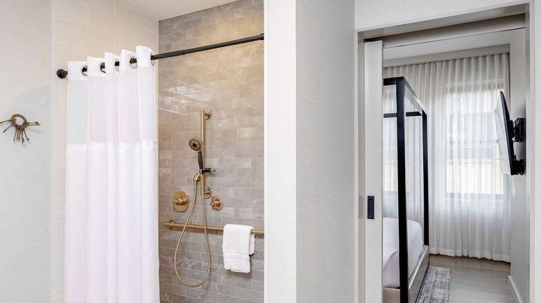 <b>Hotel Fort Des Moines CURIO by Hilton Room</b>. Images powered by <a href="https://iceportal.shijigroup.com/" title="IcePortal" target="_blank">IcePortal</a>.