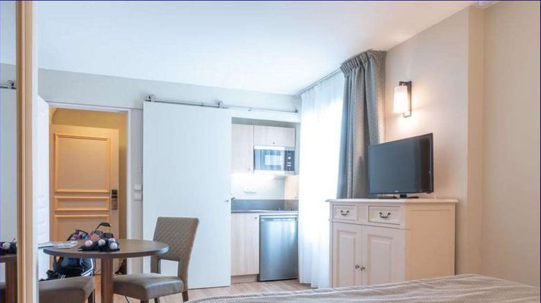 <b>La Closerie Deauville Room</b>. Images powered by <a href="https://iceportal.shijigroup.com/" title="IcePortal" target="_blank">IcePortal</a>.