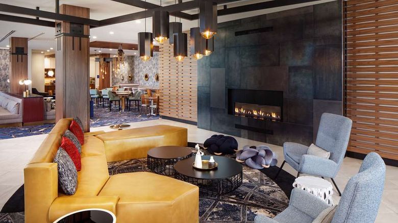 <b>Hampton Inn Boston Seaport District Lobby</b>. Images powered by <a href="https://iceportal.shijigroup.com/" title="IcePortal" target="_blank">IcePortal</a>.