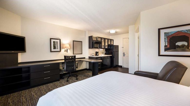 <b>Sonesta Simply Suites Cleveland North Olmsted Room</b>. Images powered by <a href="https://iceportal.shijigroup.com/" title="IcePortal" target="_blank">IcePortal</a>.