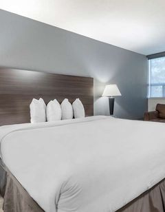 Super 8 by Wyndham Macleod Trail Calgary