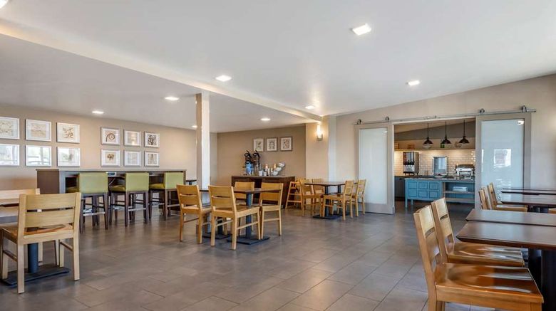 <b>Comfort Inn & Suites Syracuse N. Airport Restaurant</b>. Images powered by <a href="https://iceportal.shijigroup.com/" title="IcePortal" target="_blank">IcePortal</a>.