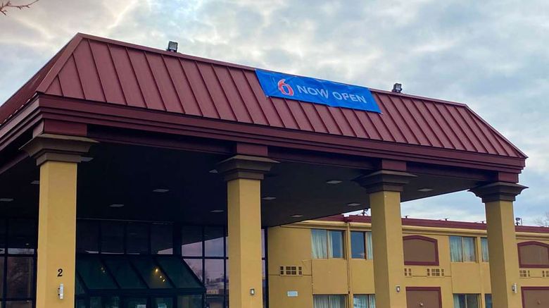 Motel 6 Rochester NY Airport Exterior. Images powered by <a href="https://iceportal.shijigroup.com" target="_blank" rel="noopener">Ice Portal</a>.