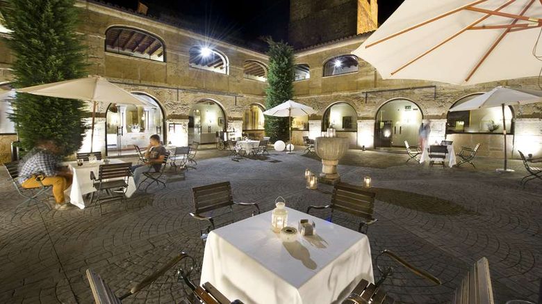 <b>Parador de Cangas de Onis Restaurant</b>. Images powered by <a href="https://iceportal.shijigroup.com/" title="IcePortal" target="_blank">IcePortal</a>.