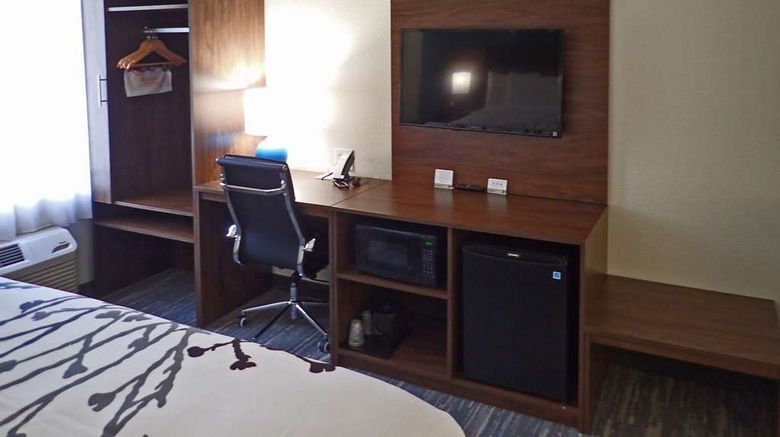 <b>Sleep Inn & Suites Room</b>. Images powered by <a href="https://iceportal.shijigroup.com/" title="IcePortal" target="_blank">IcePortal</a>.
