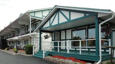 Super 8 by Wyndham Country Squire Resort