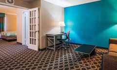 Travelodge by Wyndham Downtown NE