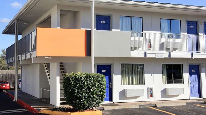 <b>Motel 6 Austin South Exterior</b>. Images powered by <a href="https://iceportal.shijigroup.com/" title="IcePortal" target="_blank">IcePortal</a>.
