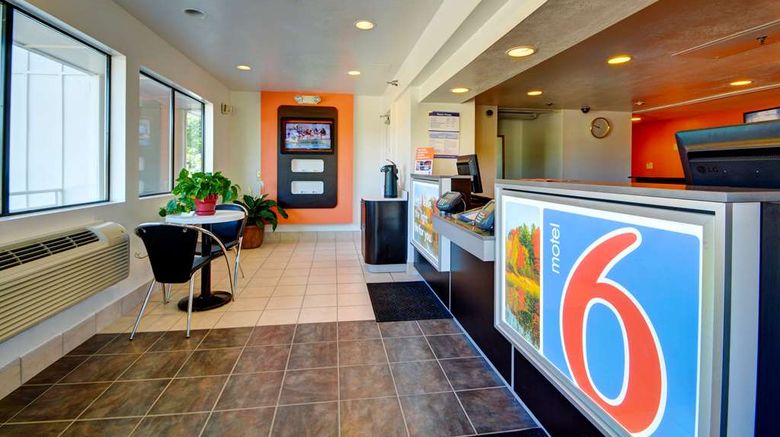 <b>Motel 6 Hartford - Windsor Locks Lobby</b>. Images powered by <a href="https://iceportal.shijigroup.com/" title="IcePortal" target="_blank">IcePortal</a>.