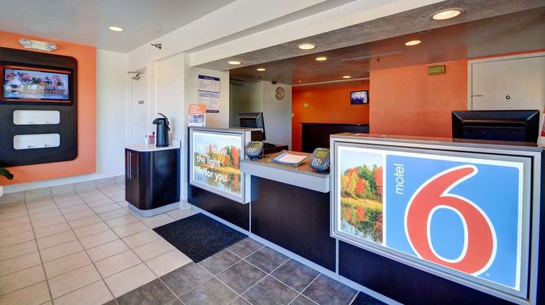 <b>Motel 6 Hartford - Windsor Locks Lobby</b>. Images powered by <a href="https://iceportal.shijigroup.com/" title="IcePortal" target="_blank">IcePortal</a>.