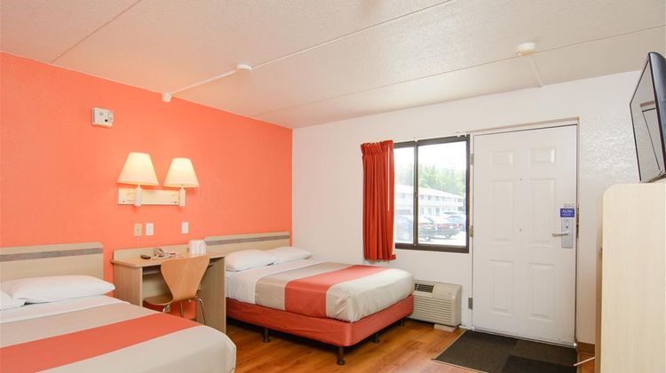 Motel 6 Leominster Room