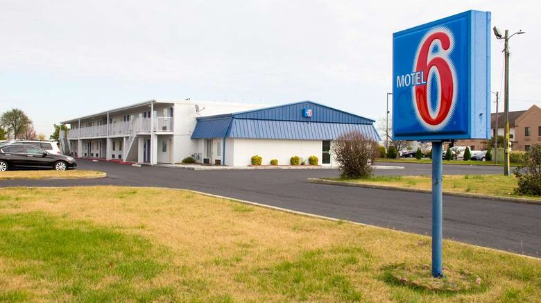 Motel 6 Sikeston Exterior. Images powered by <a href="https://iceportal.shijigroup.com" target="_blank" rel="noopener">Ice Portal</a>.