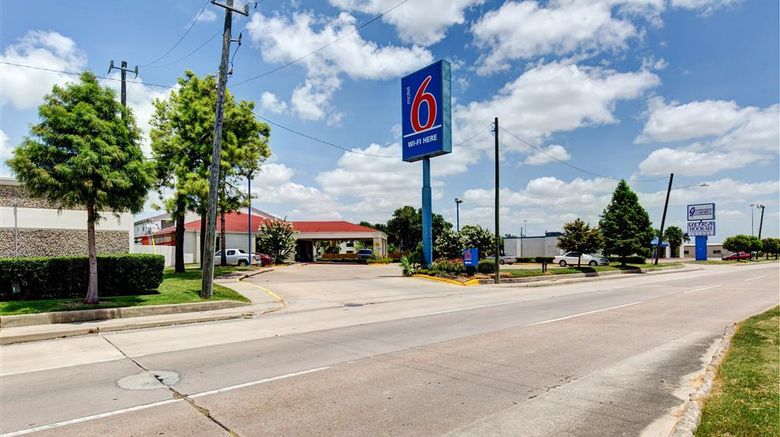 Motel 6 Houston Hobby Exterior. Images powered by <a href="https://iceportal.shijigroup.com" target="_blank" rel="noopener">Ice Portal</a>.