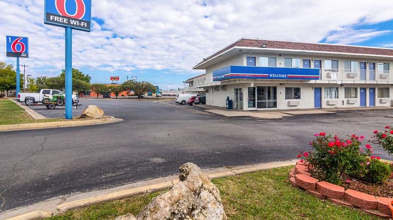 <b>Motel 6 - Ardmore Exterior</b>. Images powered by <a href="https://iceportal.shijigroup.com/" title="IcePortal" target="_blank">IcePortal</a>.