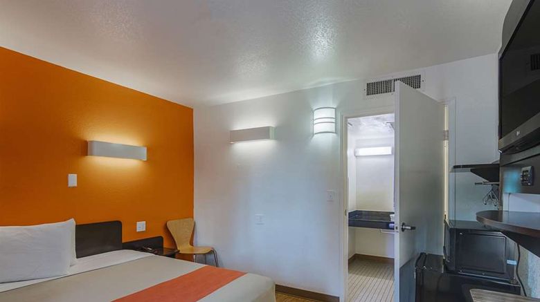 <b>Motel 6 - Ardmore Room</b>. Images powered by <a href="https://iceportal.shijigroup.com/" title="IcePortal" target="_blank">IcePortal</a>.