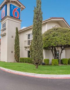 Motel 6 Dallas Market Center