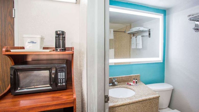 <b>Howard Johnson Inn Winter Haven Room</b>. Images powered by <a href="https://iceportal.shijigroup.com/" title="IcePortal" target="_blank">IcePortal</a>.