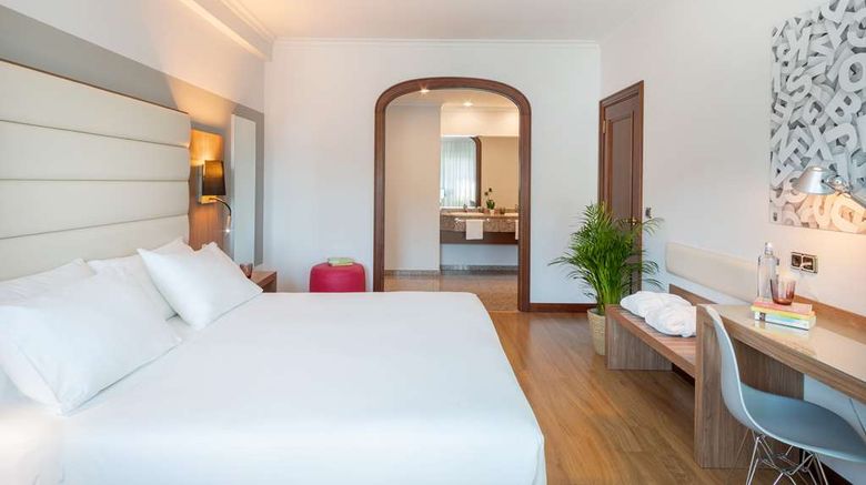 <b>Hotel Santiago Plaza, Affiliated Melia Suite</b>. Images powered by <a href="https://iceportal.shijigroup.com/" title="IcePortal" target="_blank">IcePortal</a>.