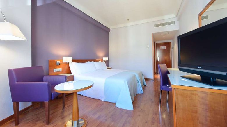 <b>Hotel Madrid Centro, Affiliated by Melia Room</b>. Images powered by <a href="https://iceportal.shijigroup.com/" title="IcePortal" target="_blank">IcePortal</a>.