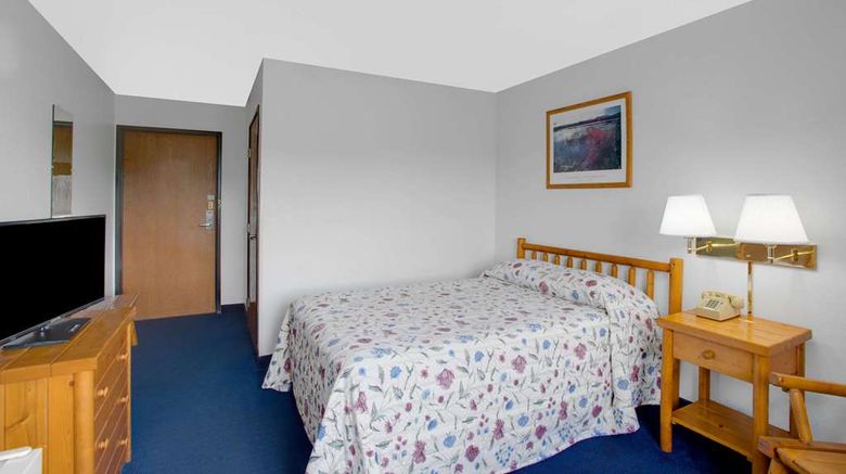 <b>Super 8 Lake George/Warrensburg Area Room</b>. Images powered by <a href="https://iceportal.shijigroup.com/" title="IcePortal" target="_blank">IcePortal</a>.