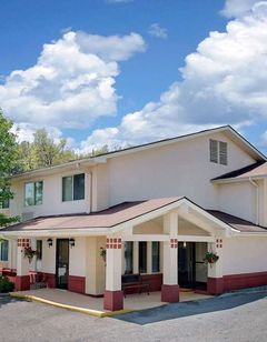 Super 8 West Point Stewart Intl Arpt