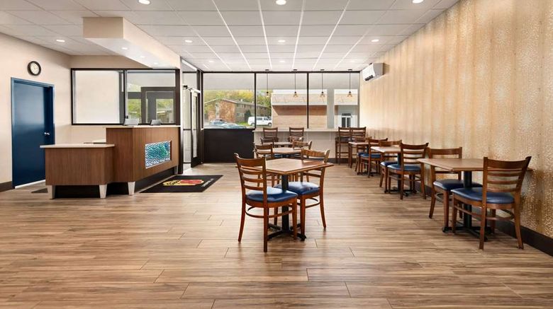 <b>Super 8 Liverpool/ Syracuse Area Lobby</b>. Images powered by <a href="https://iceportal.shijigroup.com/" title="IcePortal" target="_blank">IcePortal</a>.